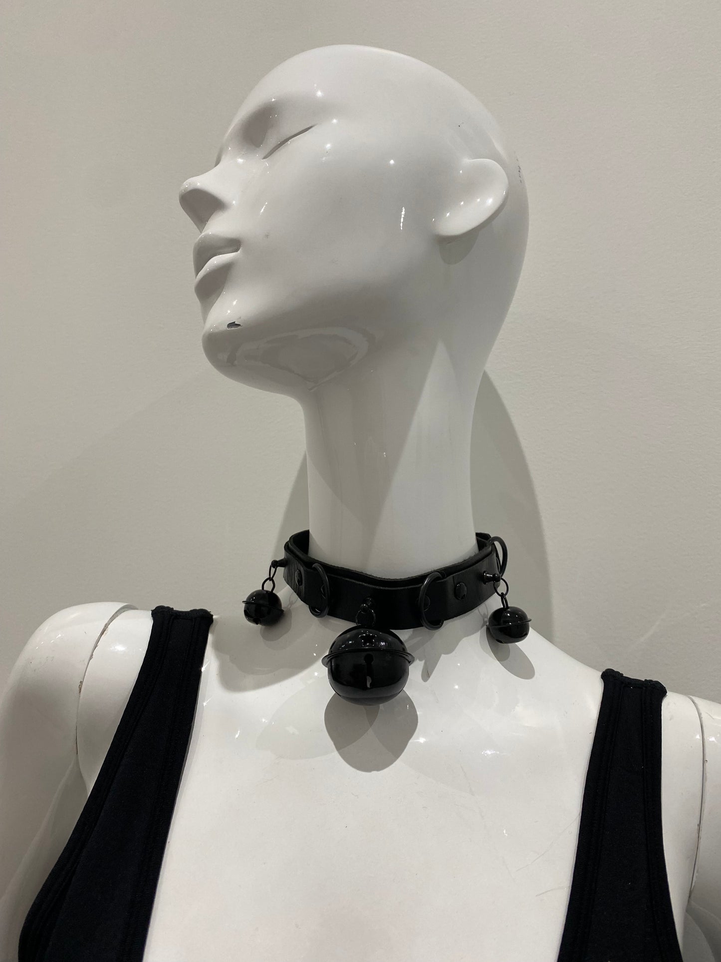 Collier BDSM en simili cuir avec clochettes