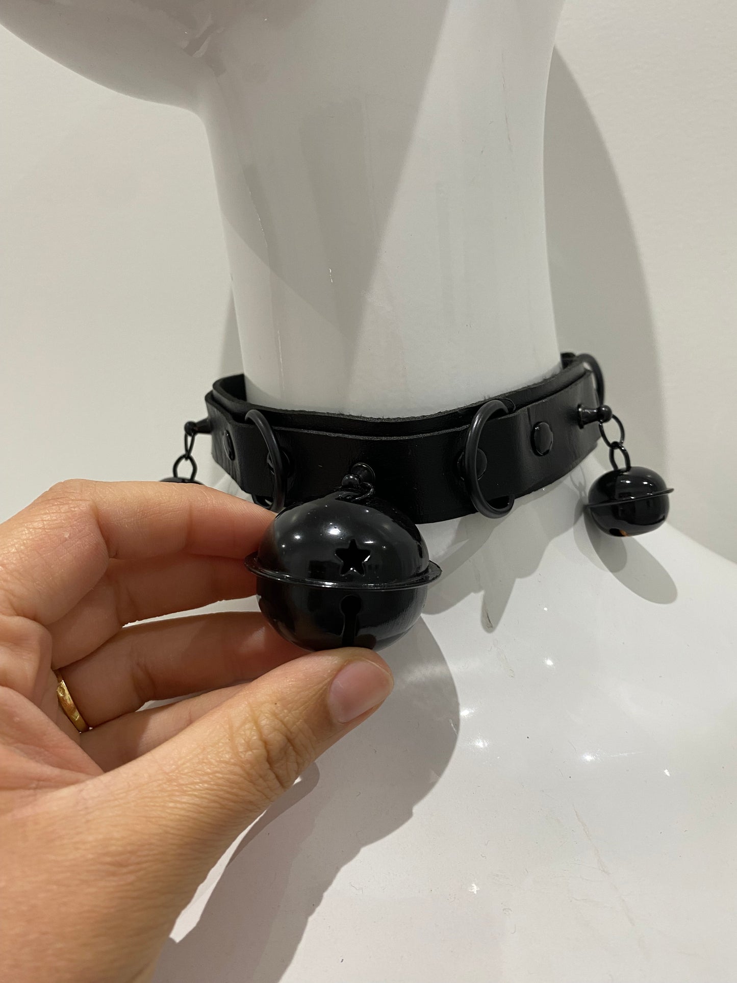 Collier BDSM en simili cuir avec clochettes