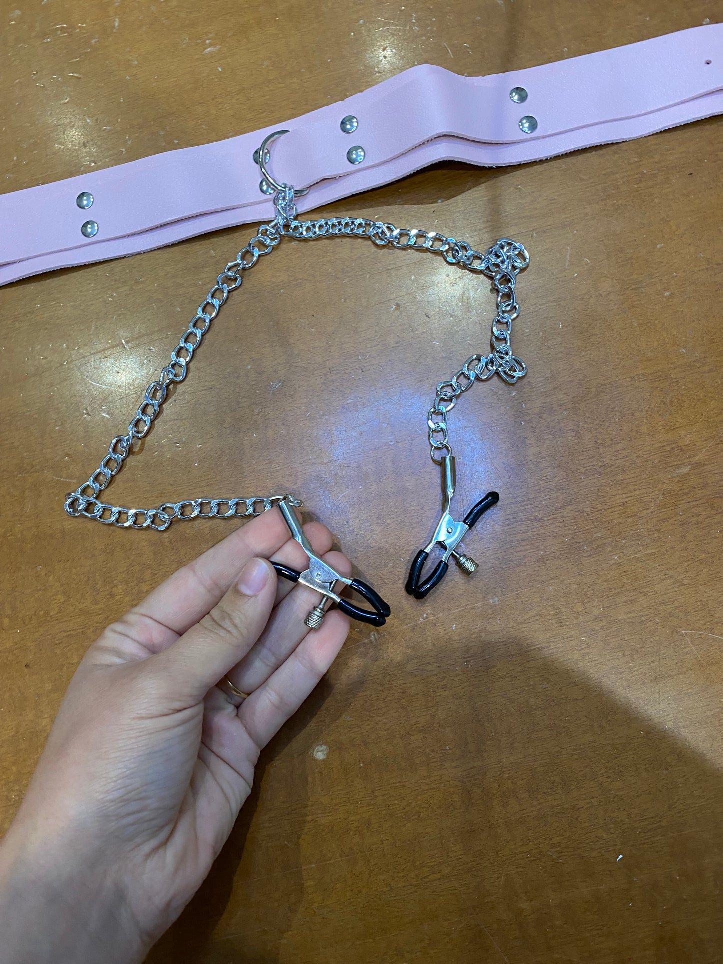 Collier rose avec pinces tétons réglables Plaisir et soumission élégante