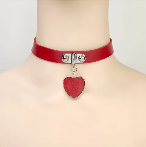 Collier choker rouge avec pendentif cœur