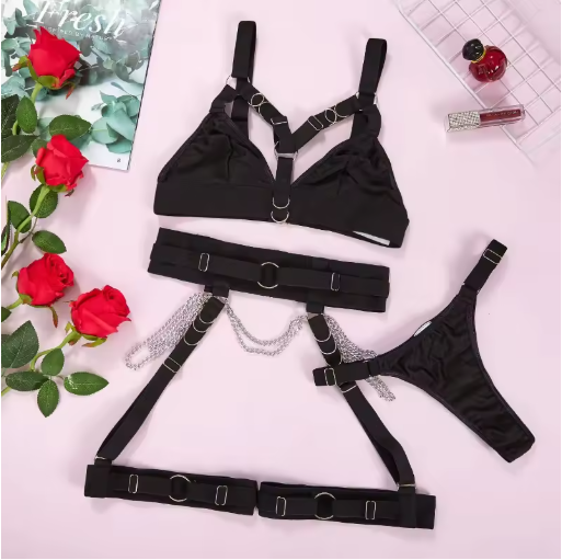 Harnais lingerie noir avec chaînes
