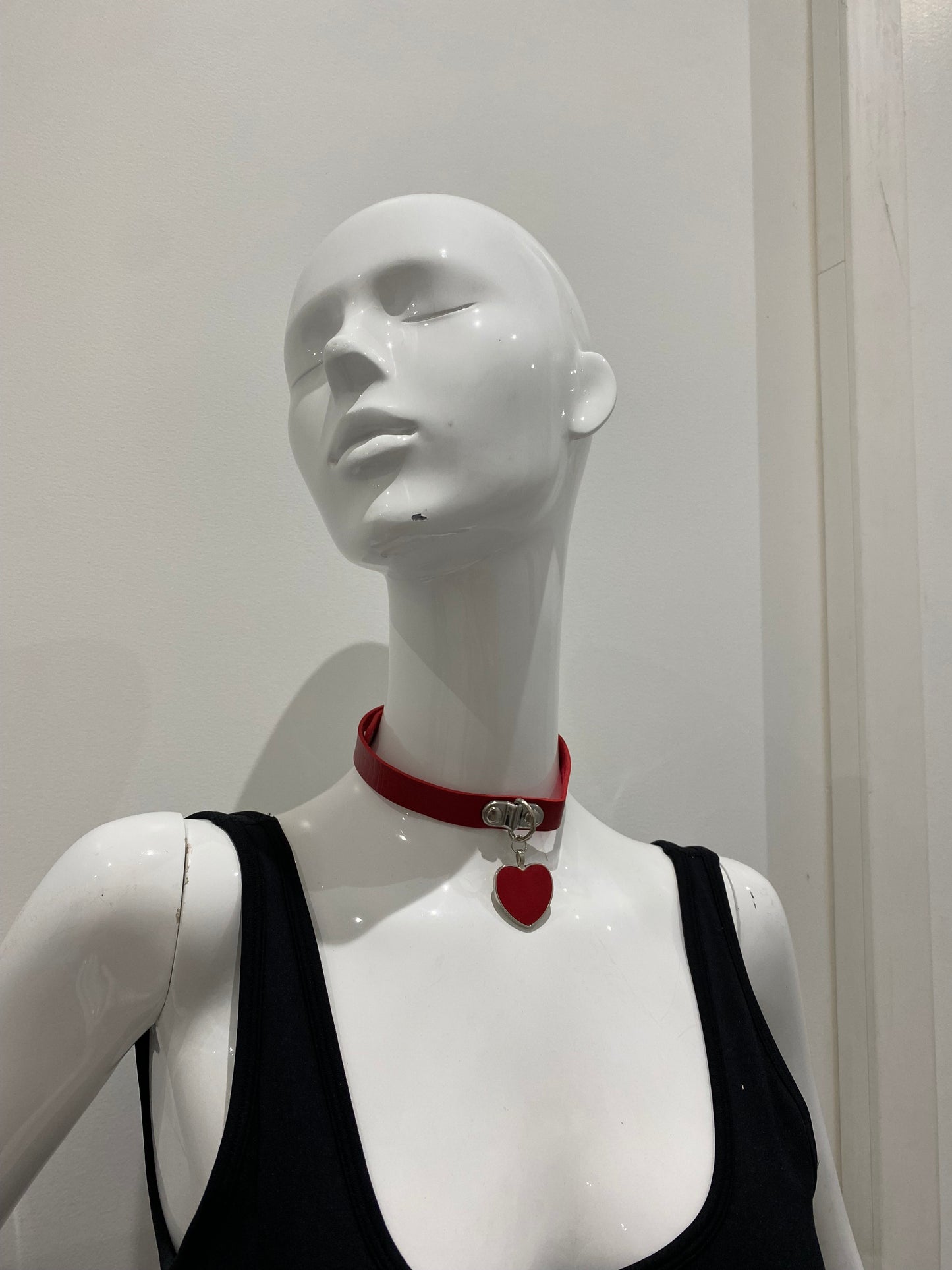 Collier choker rouge avec pendentif cœur
