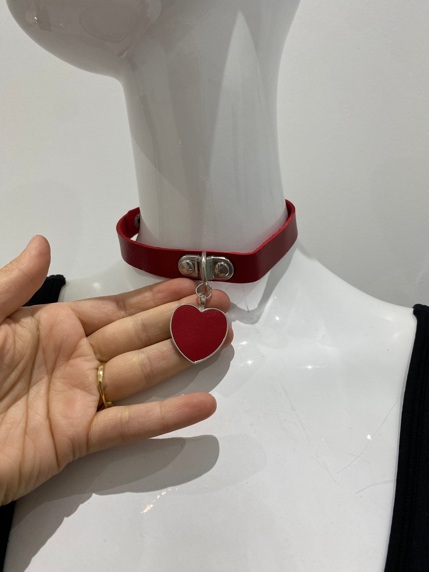 Collier choker rouge avec pendentif cœur
